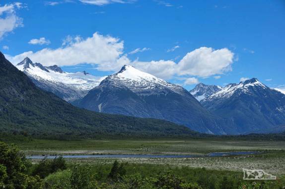 O visual magnífico das montanhas andinas na patagônia chilena, na Carretera Austral, trecho ao sul de Cochrane
